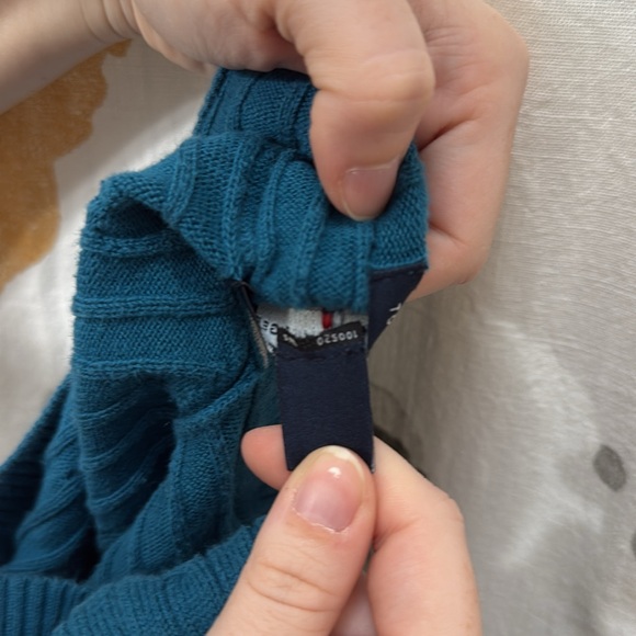 Women’s Tommy Hilfiger Blue Cable Knit V-Neck Long Sleeve Sweater. Size Small. - Picture 6 of 9